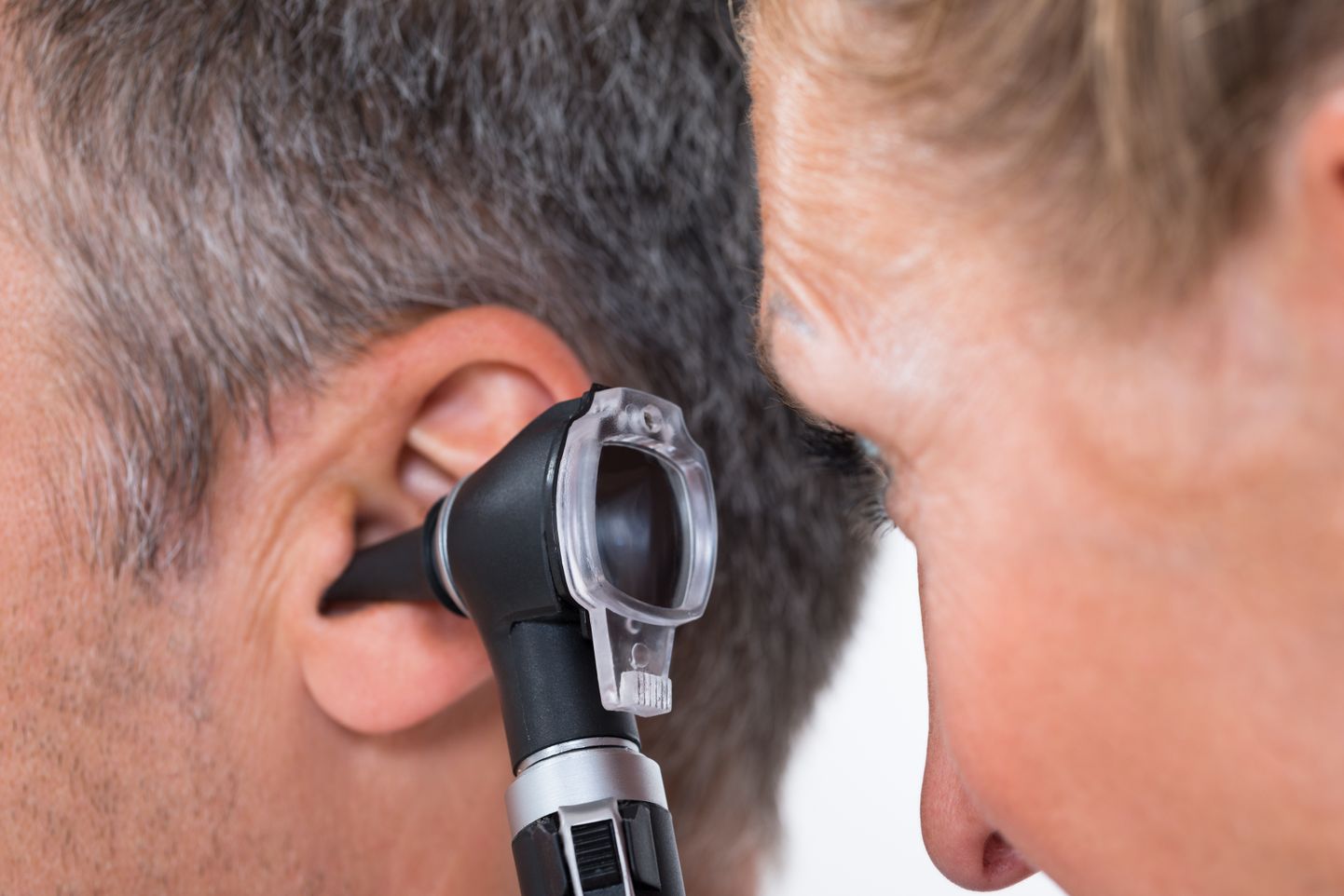 Sageli jõuavad inimesed arsti juurde murega, mis põhjustatud kõrvade liiga agressiivsest puhastamisest.