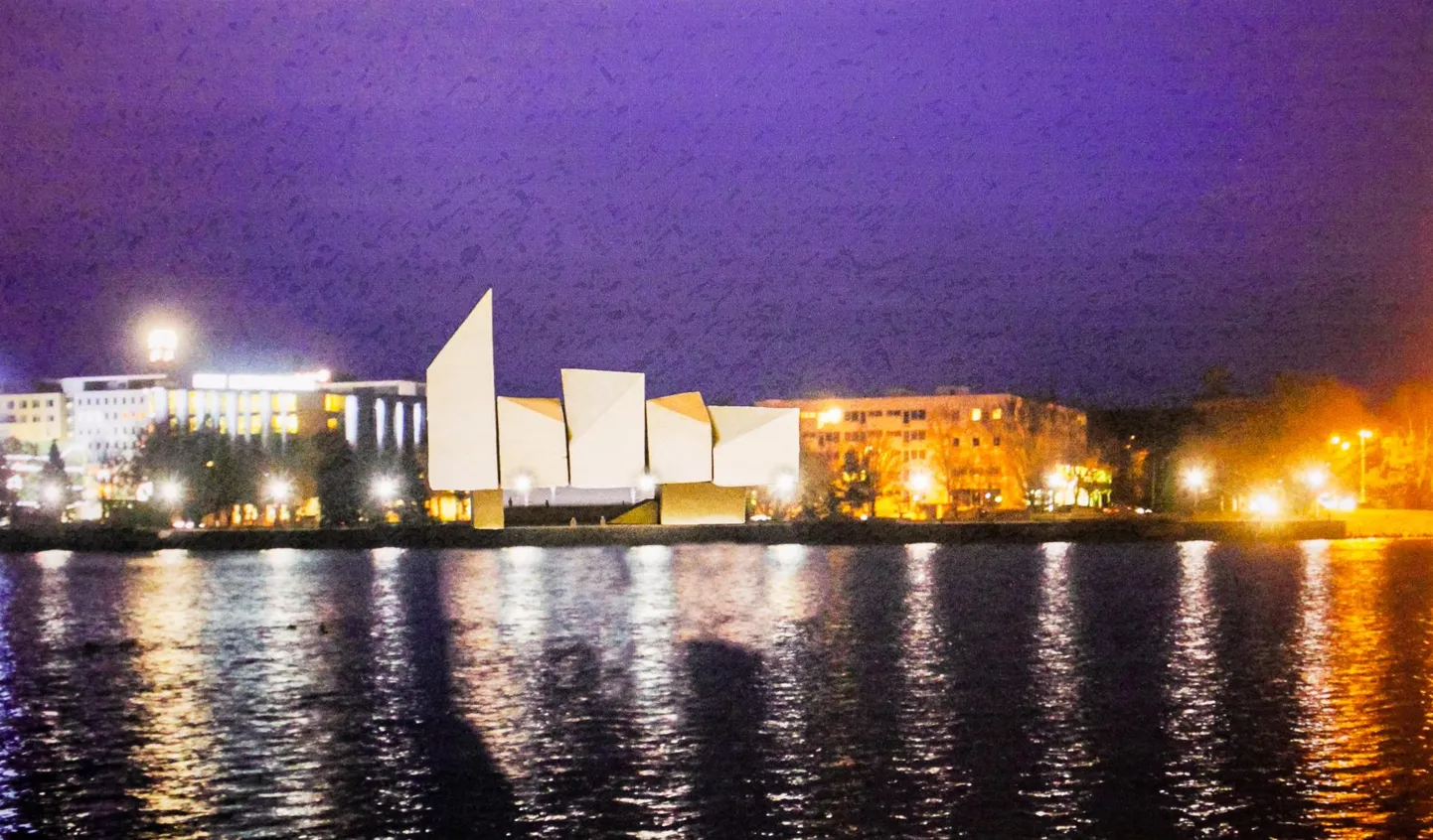 Linnakodanik kutsub poliitikuid ja Pärnu linna juhte üles kunstisadama ideest loobuma ja kiirelt uue silla ehitamise kallale asuma.