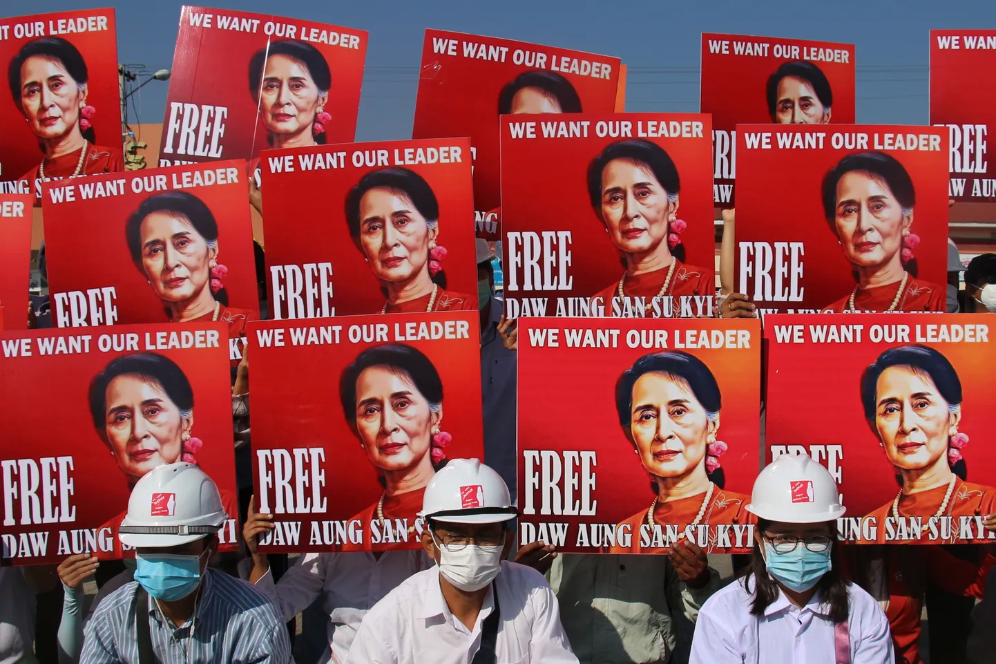 Myanmari meeleavaldajad nõuavad Aung San Suu Kyi vabastamist.