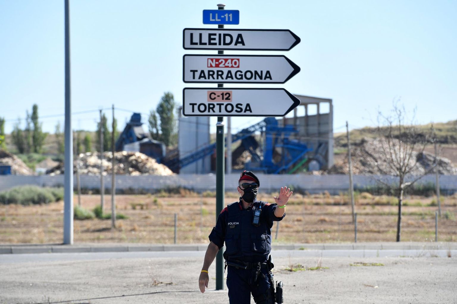 Kataloonia politseinik tõkestamas pääsu Segrià piirkonda, kuhu sisenemine ja kust väljumine uute nakatumisjuhtumite tõttu vähemalt 15 päevaks keelati. Piirang mõjutab rohkem kui 200 000 kohalikku. 