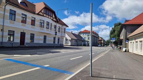 Linn eksis tasulise parkimisala märgistusega, kuid trahvis hoopis autojuhti