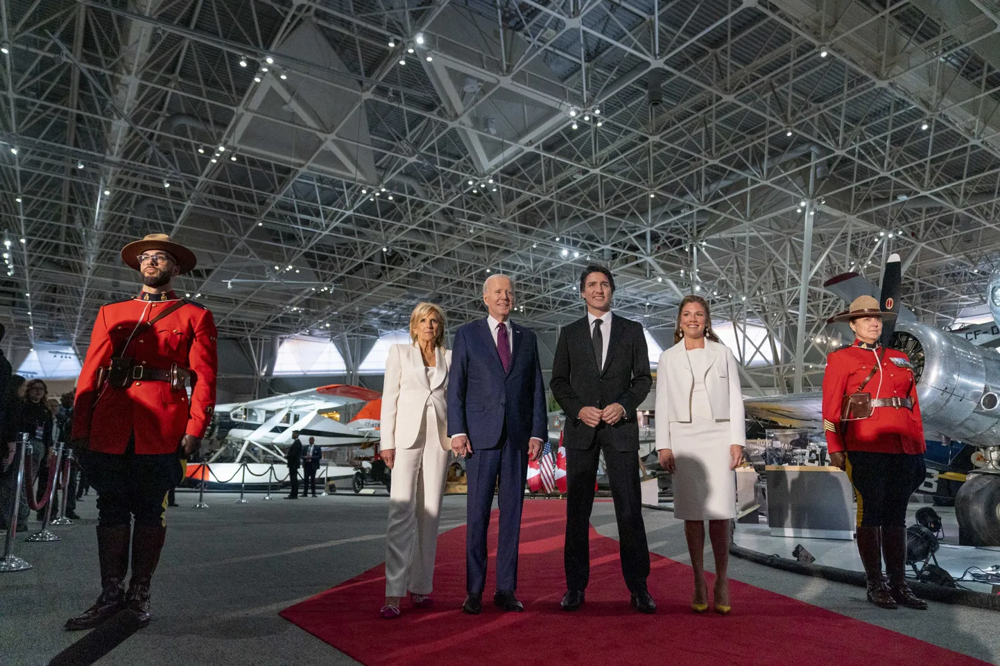 Vasakult: USA esileedi Jill Biden, president Joe Biden, Kanada peaminister Justin Trudeau ja tema abikaasa Sophie Gregoire Trudeau ning nende kõrval kahel pool Kanada kuningliku ratsapolitsei esindajad. Põhjanaabreid külastanud USA presidendipaari auks peeti reede õhtul pidulik õhtusöök Kanada lennundus- ja kosmosemuuseumis.