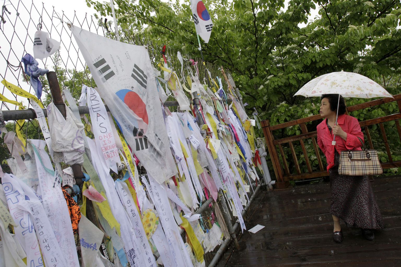 Traataed kahe Korea vahel, kaetud plakatitega, millel soovitakse Põhja ja Lõuna taasühinemist.