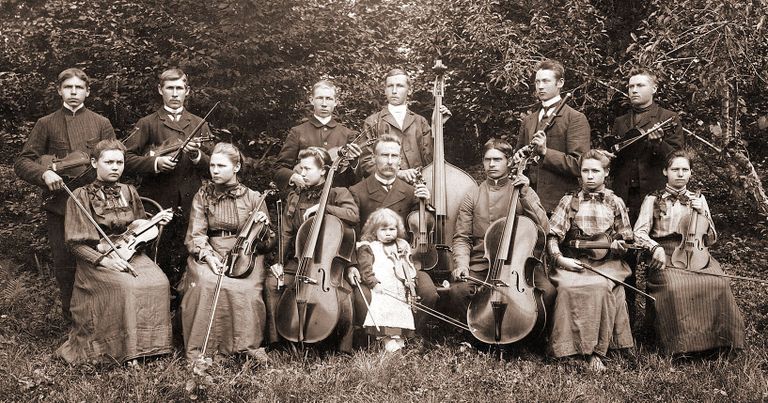 Estonia keelpilliorkester umbes 1914. aastal. Käsitledes Kaukaasia eestlaste üldlaulupidu, kiideti Eesti lehtedes orkestrit, mainides tütarlastest viiuldajaid ja juhataja Joosep Pinti (keskel tütrega).