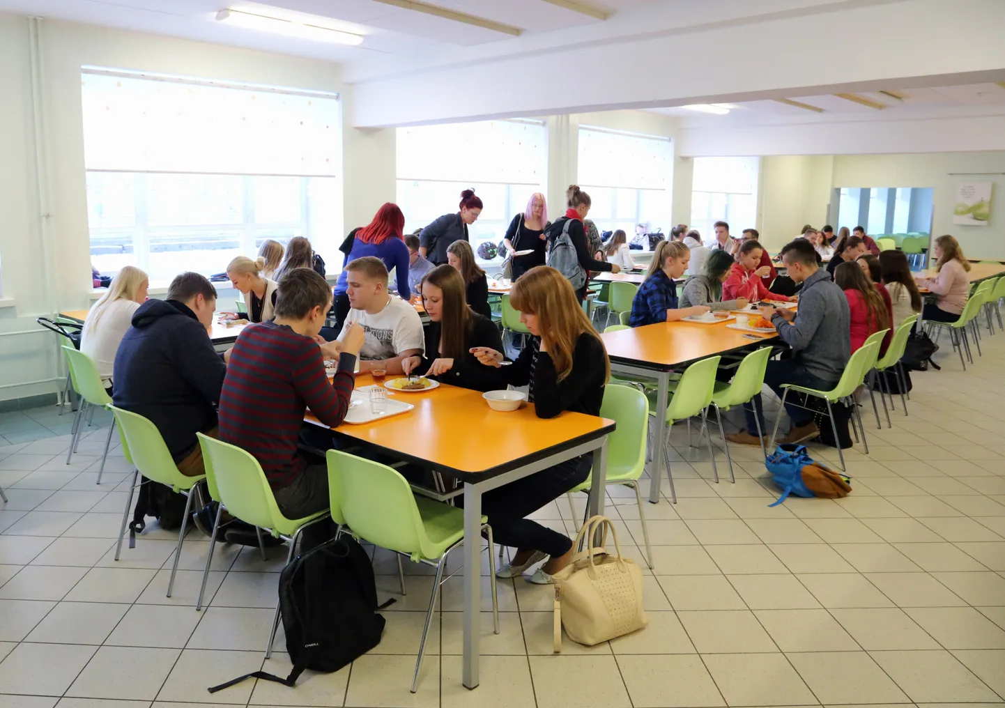 Õpilased Jaan Poska Gümnaasiumi sööklas.