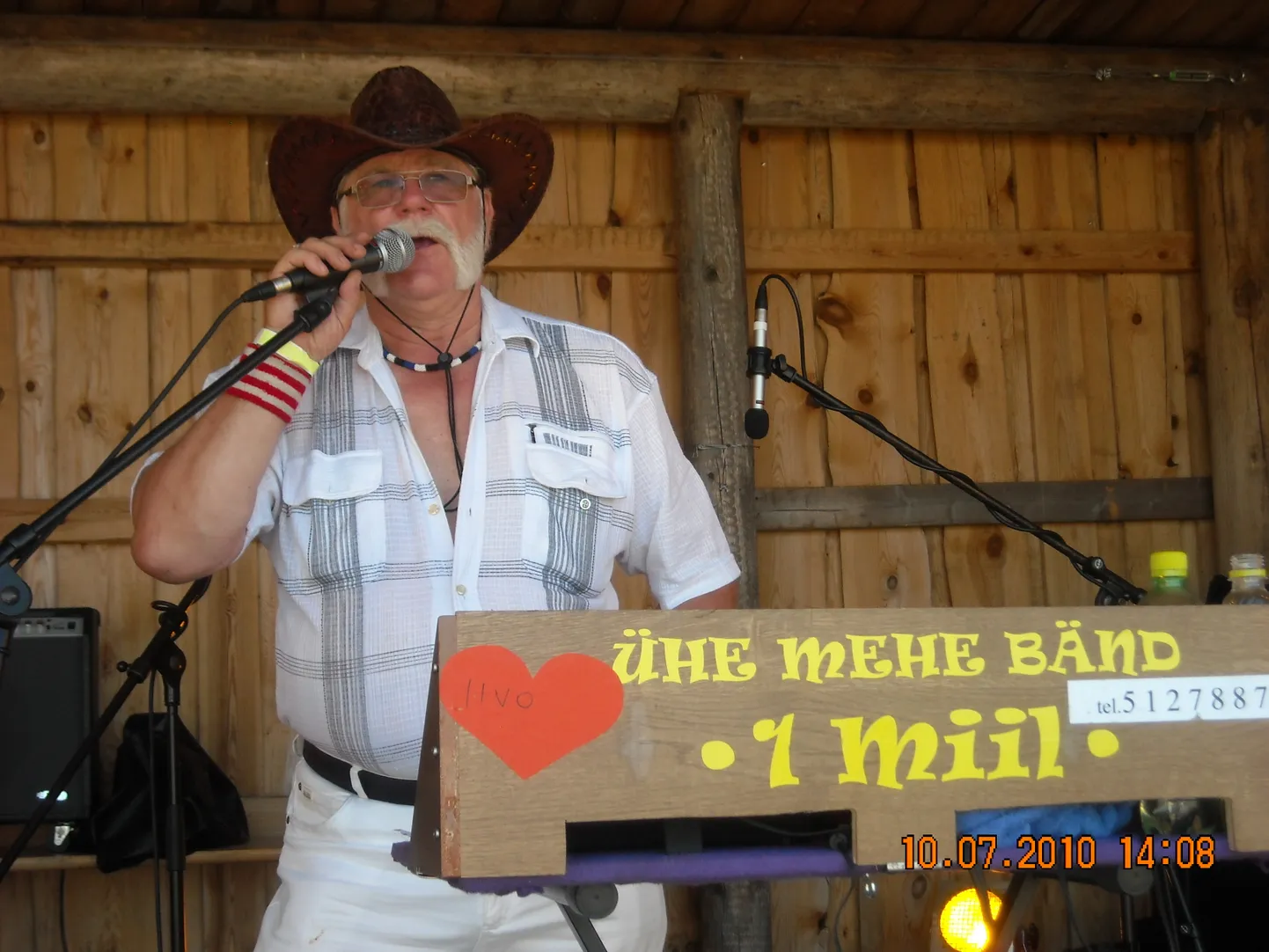 Iivo Miil laulmas.