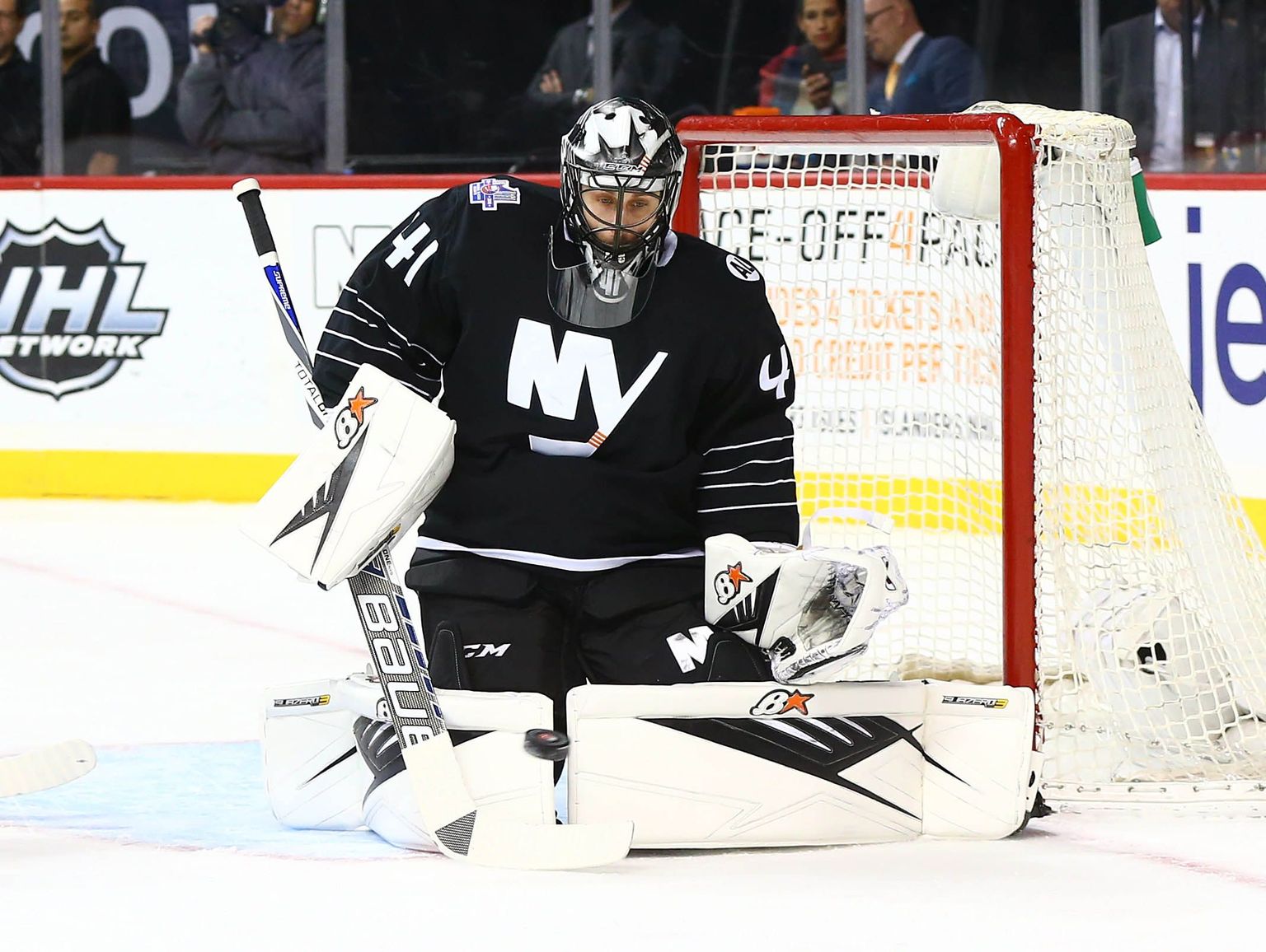 New York Islandersi slovakist väravavaht Jaroslav Halak näitab, kuidas suuri põlvekaitsmeid tõrjetöös edukalt ära kasutada.