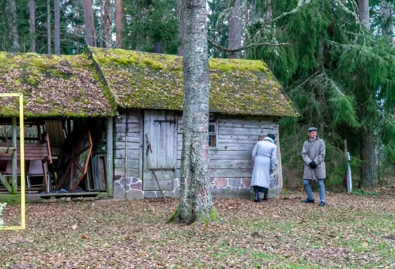 Film viib vaataja jalutuskäigule Tartusse, ent ka Pärnusse ja Pühastesse.