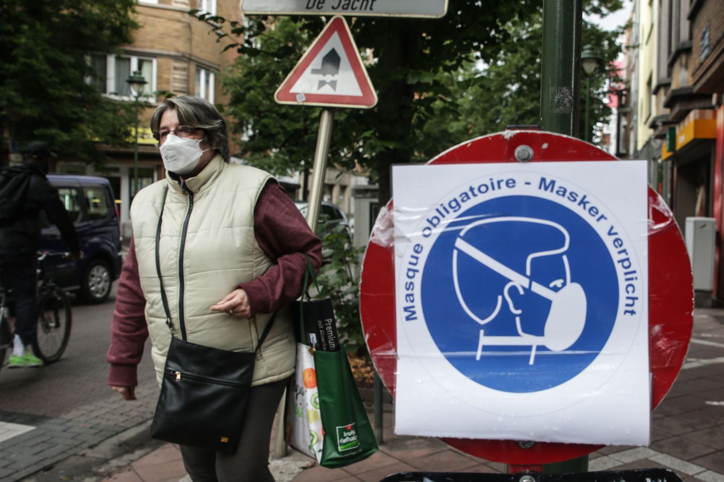 Maskiga naine Brüsseli tänaval 10. juulil 2020 – päeval, mil Belgia valitsus kuulutas maski kandmise taas kohustuslikuks poodides, söögikohtades ja siseruumides olevates meelelahutusasutustes.