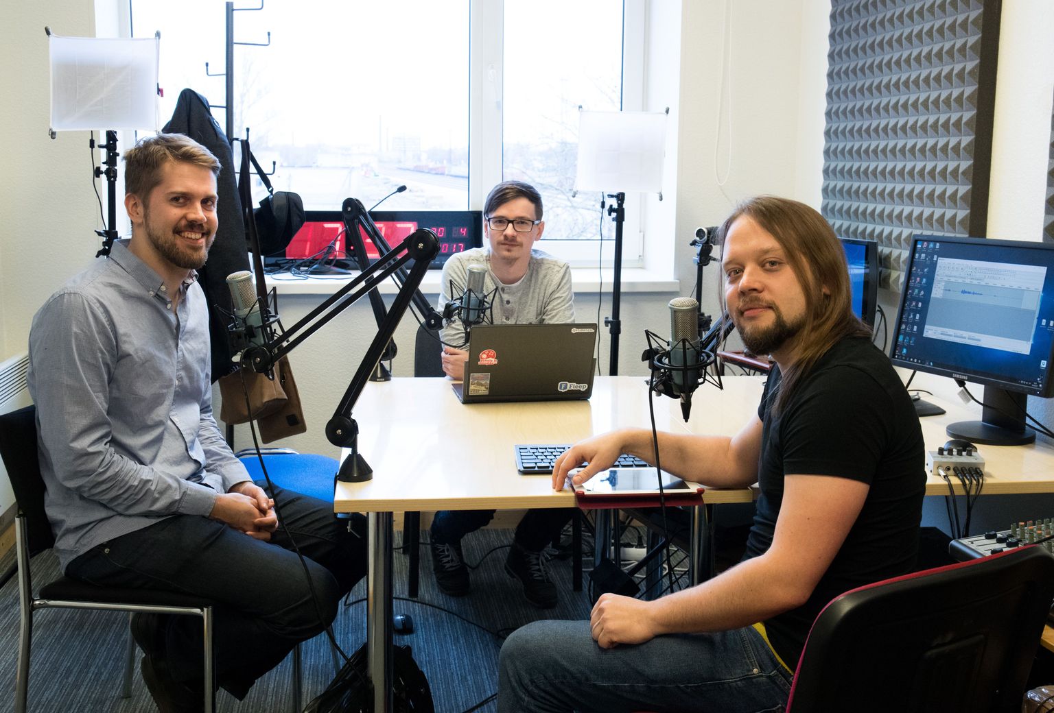 Podcasti "Puhata ja mängida" saatejuhid. 
Rein Zobel vasakul, Rainer Peterson paremal ja keskel Martin Mets