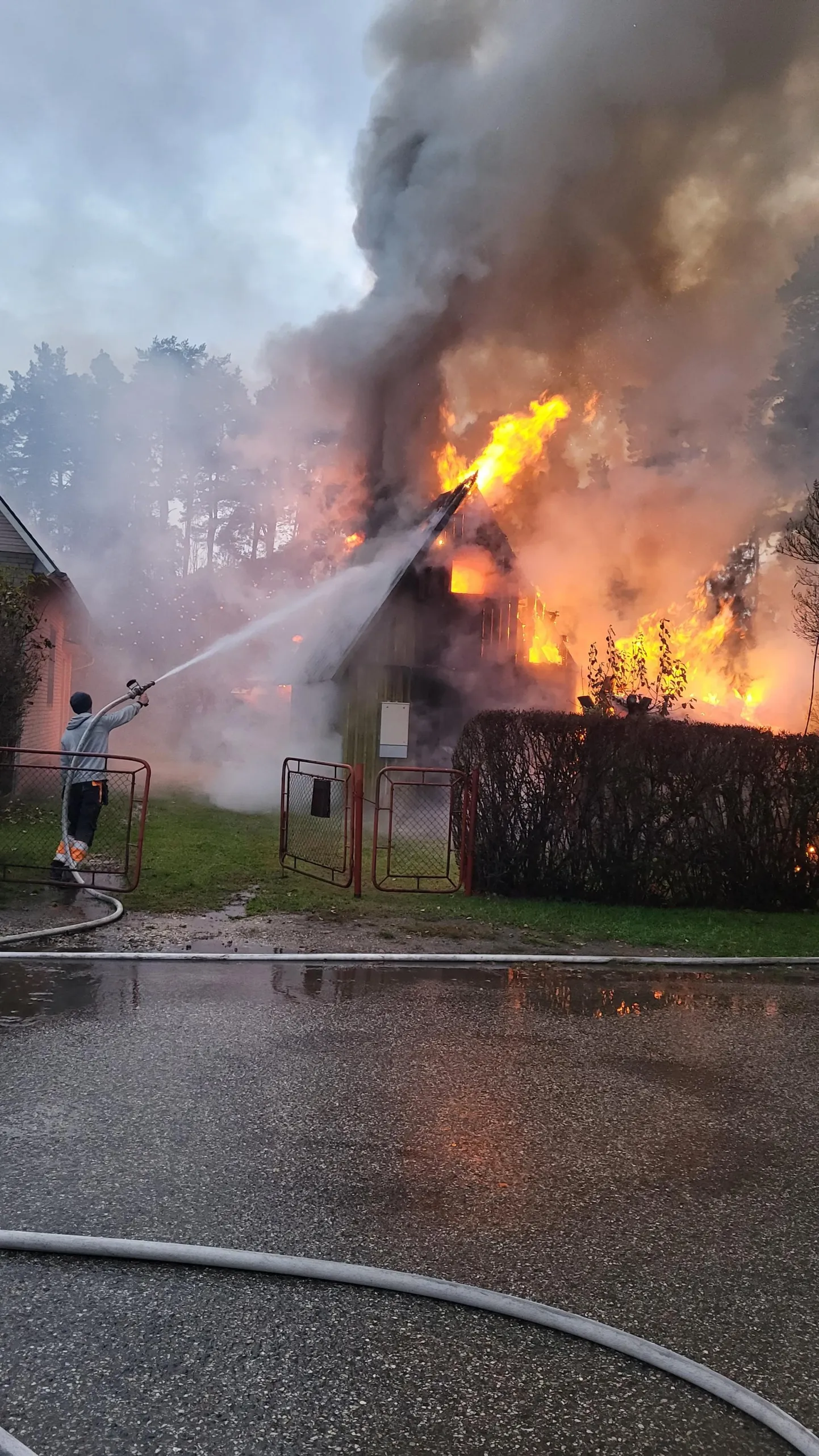 Elvas Pargi tänaval põles maha kõrvalhoone.