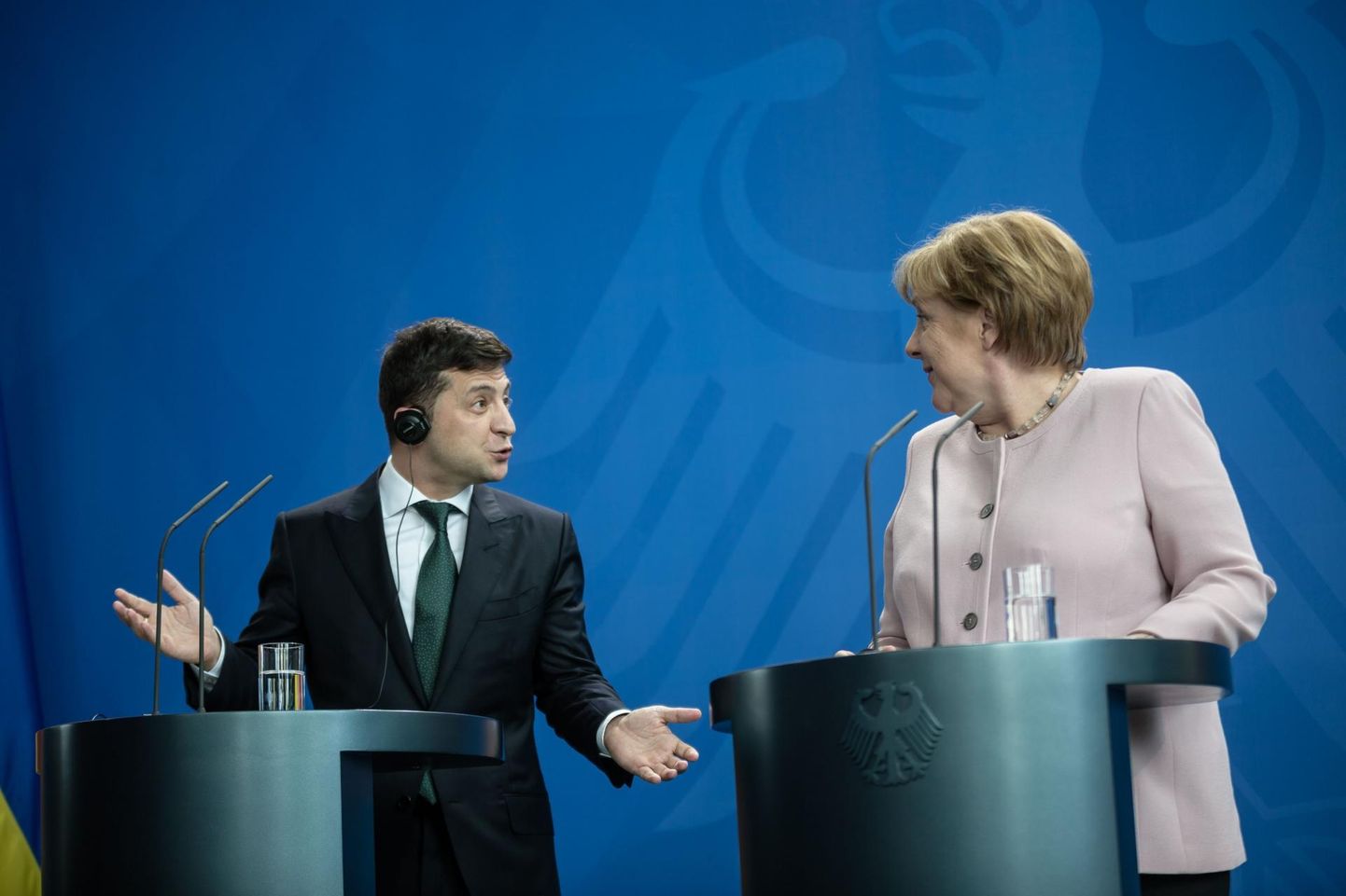 Saksa kantsler Angela Merkel ja Ukraina president Volodõmõr Zelenskõi arutasid eelmisel nädalal Berliinis muu hulgas Venemaa hääleõiguse taastamist Euroopa Nõukogus. Zelenskõi palveid sanktsioonidega jätkata kuulda ei võetud.