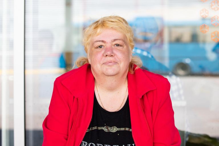 Rita Dengo rääkis Tartu bussijaamas bussi oodates, et tema ei ole kuulnud ühestki probleemist seoses tasuta maakonnaliinidega.