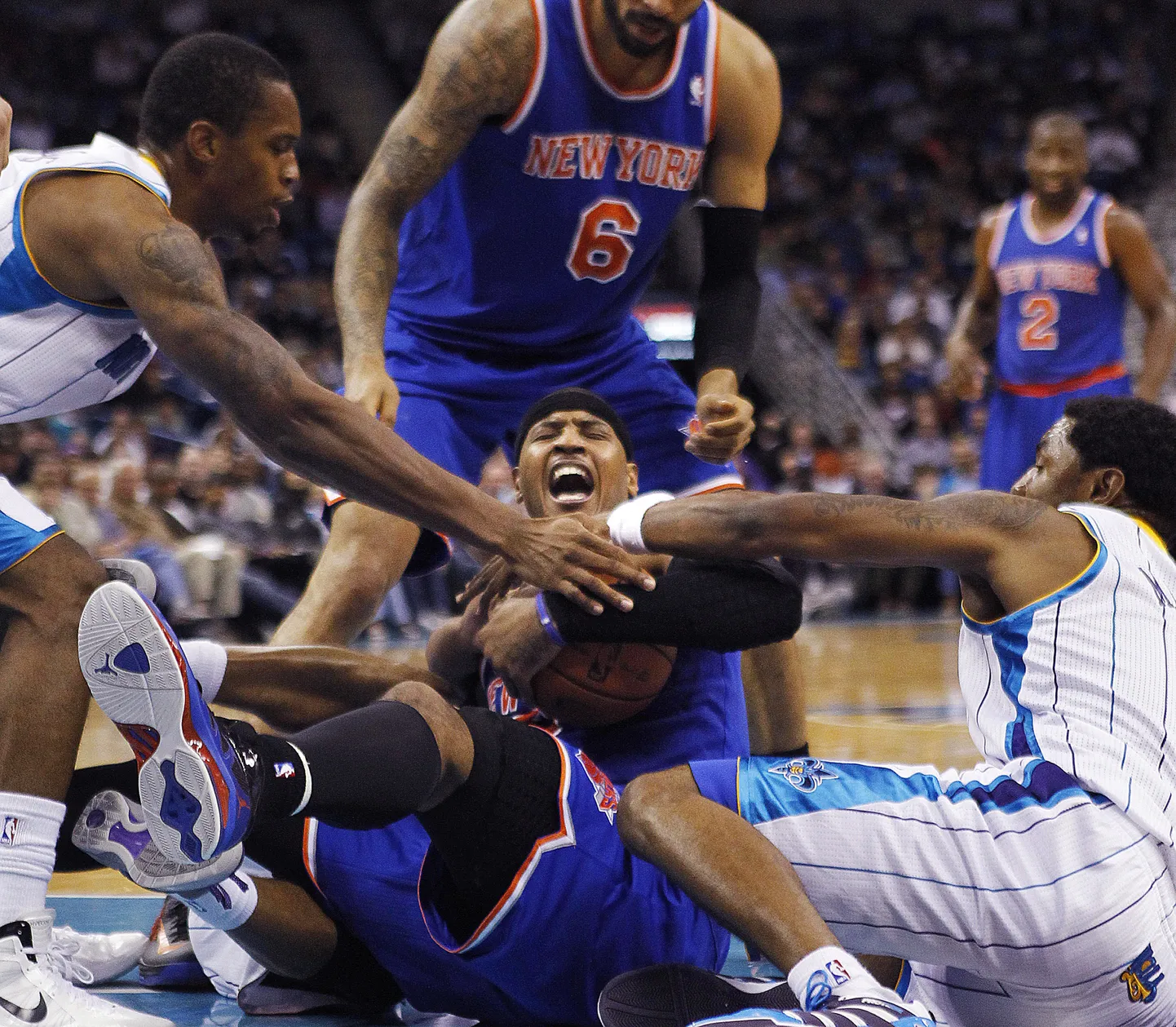 New York Knicksi mängija Carmelo Anthony (keskel) palli pärast võitlemas
