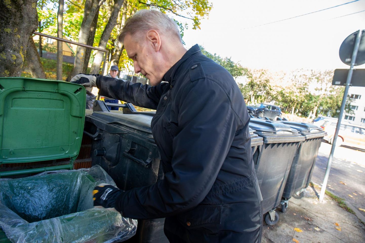 Aktsiaseltsi Keskkonnateenused arendusjuhile Kalle Grentsile vaatasid eile Ropka 15a juures biojäätmete kastist vastu pelgalt suitsukoni ja kilekott. Kuid toidujäätmeid leidus kõrvalolevates segaolmejäätmete konteinerites.