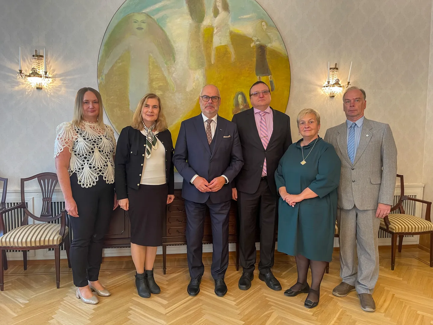 President Alar Karisega kohtusid Eesti Ametiühingute Keskliidu esimees Kaia Vask, Eesti Tervishoiutöötajate Kutseliidu president Ulvi Tasane, Riigi- ja Omavalitsusasutuste Teenistujate Ametiühingu esimees Kalle Liivamägi, Eesti Transpordi- ja Teetöötajate Ametiühingu esimees Üllar Kallas ning EAKLi kommunikatsioonijuht Ivika Aman.