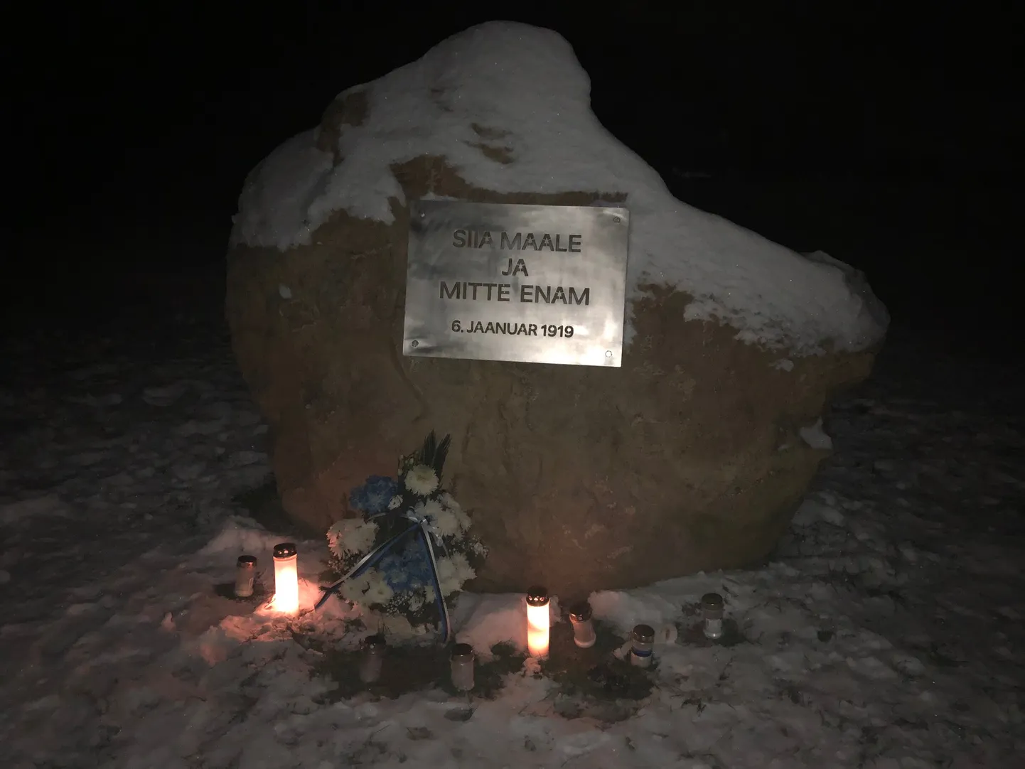 Vodja lahingu 102. aastapäeva  hakul põlesid mälestusmärgi jalamil mälestusküünlad.