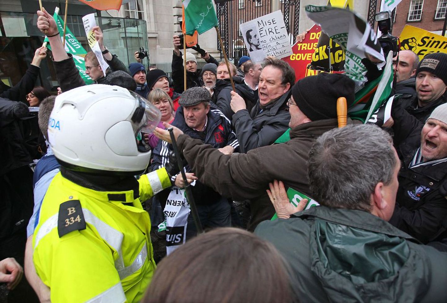 Esmaspäeval läks Dublinis valitsuse poliitika vastu protestijate ja politseinike vahel väikeseks kähmluseks. Meeleavaldajad nõudsid peaminister Brian Coweni  tagasiastumist.
