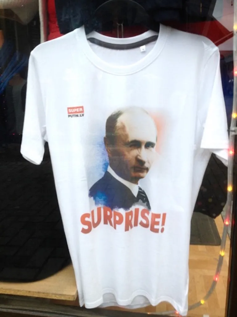 Майка с портретом Путина на Центральном рынке Риги