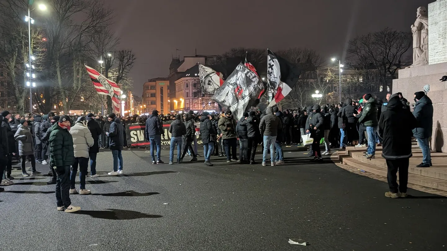 Futbola kluba "Ajax" fani pie Brīvības pieminekļa