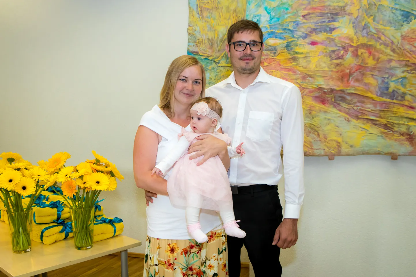 PIDULISED: Päevakangelane Darleen Põlluäär koos ema Eerika Sepa ja isa Mario Põlluäärega tuli vastuvõtule Kaalist.