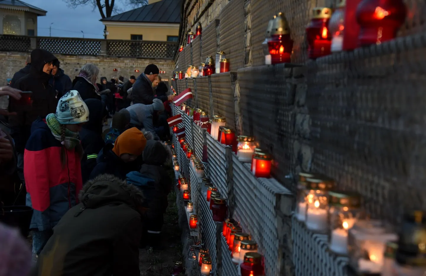 Iga aasta 11. novembril, Lačplēša päeval oodatakse lätlasi Riia vana linnamüüri juurde Daugava jõe kaldale, et süüdata küünal langenud sõdurite mälestuseks. Paljude arvates on Riia lossi kõrval põlevad küünlad ilusamadki kui nädal aega hiljem iseseisvuspäeval toimuvad kontserdid ja ilutulestik. Pildil Lačplēša päeva tähistamine eelmisel aastal.