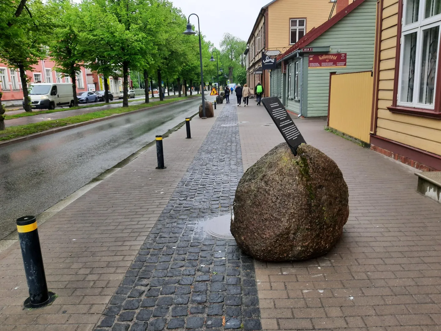 Kuidas sai mitme tonni raskune raudkivi keset kõnniteed?