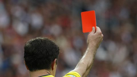 Видео ⟩ Инцидент на матче в Эстонии: игрок ударил ногой в живот вратаря соперника и избежал красной карточки