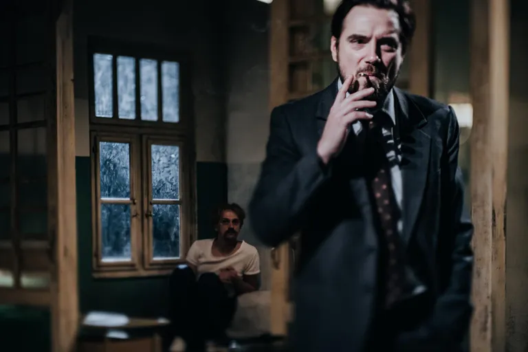 Priit Võigemast lavastuses «Kuritöö ja karistus» Porfiri Petrovitšina.