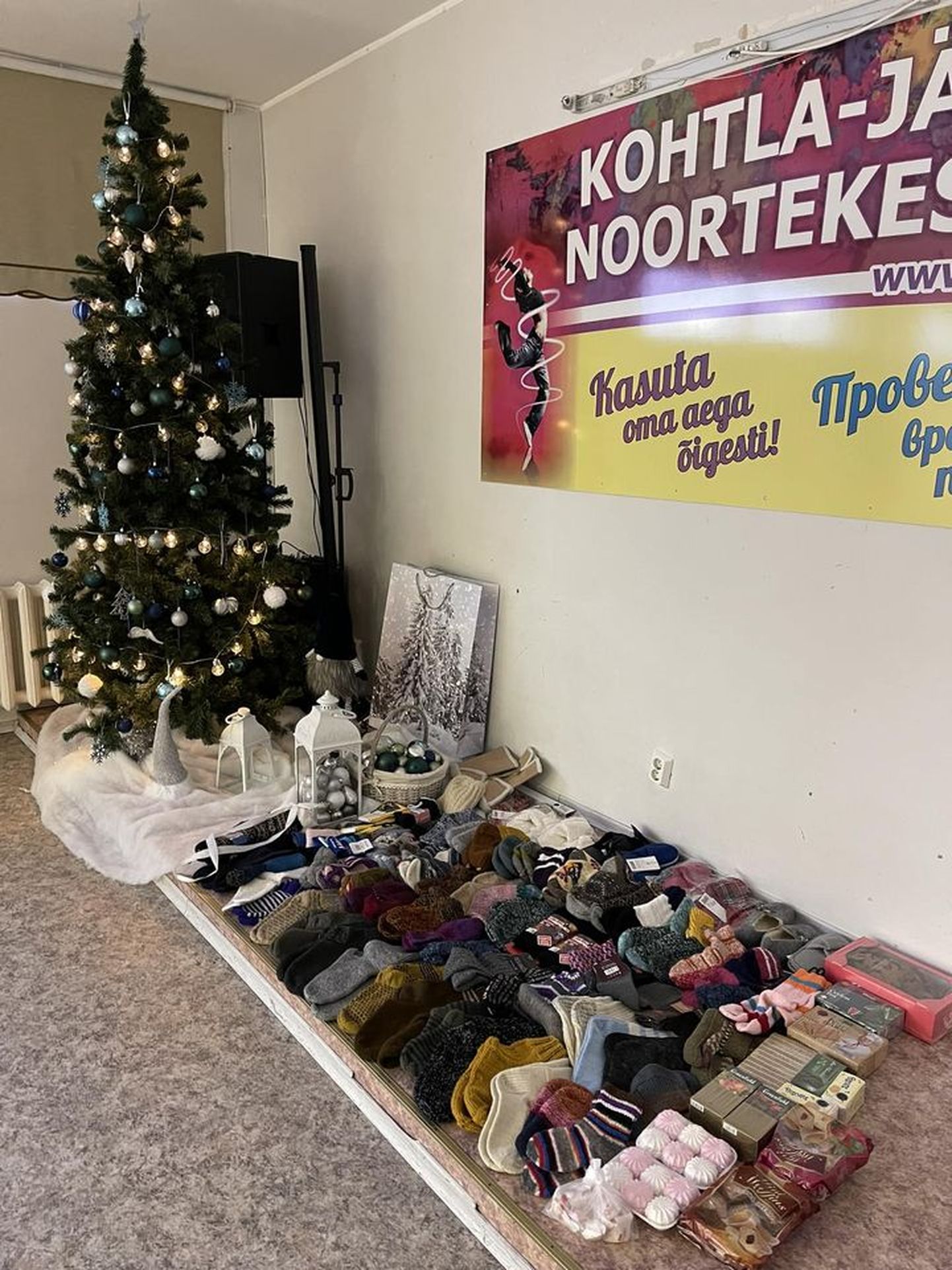 Ka tänavu detsembris said kõik soovijad Kohtla-Järve noortekeskusesse hooldekodude elanikele kinkimiseks villaseid sokke ja susse ning muudki meelepärast tuua.