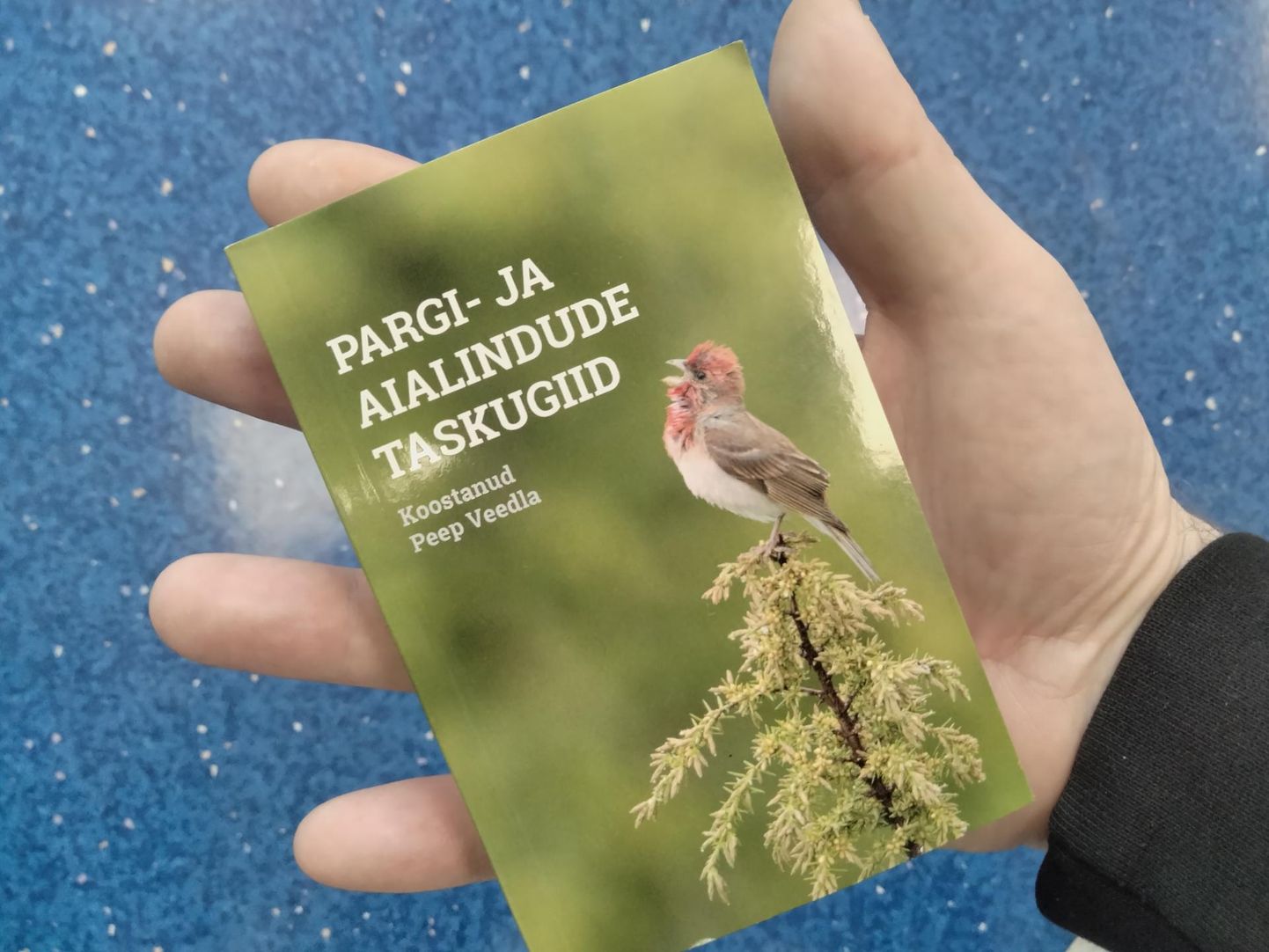 Peep Veedlal on ilmunud uus linnuraamat, mis mahub ka väiksemasse taskusse.