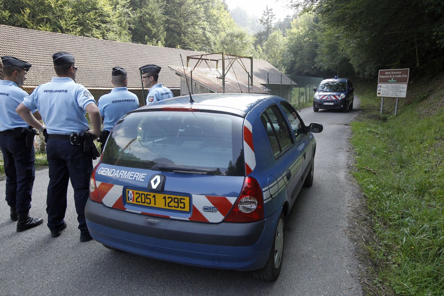 Prantsuse politsei Chevaline`is, mille lähedasel parkimisplatsil leiti nelja täiskasvanu surnukeha