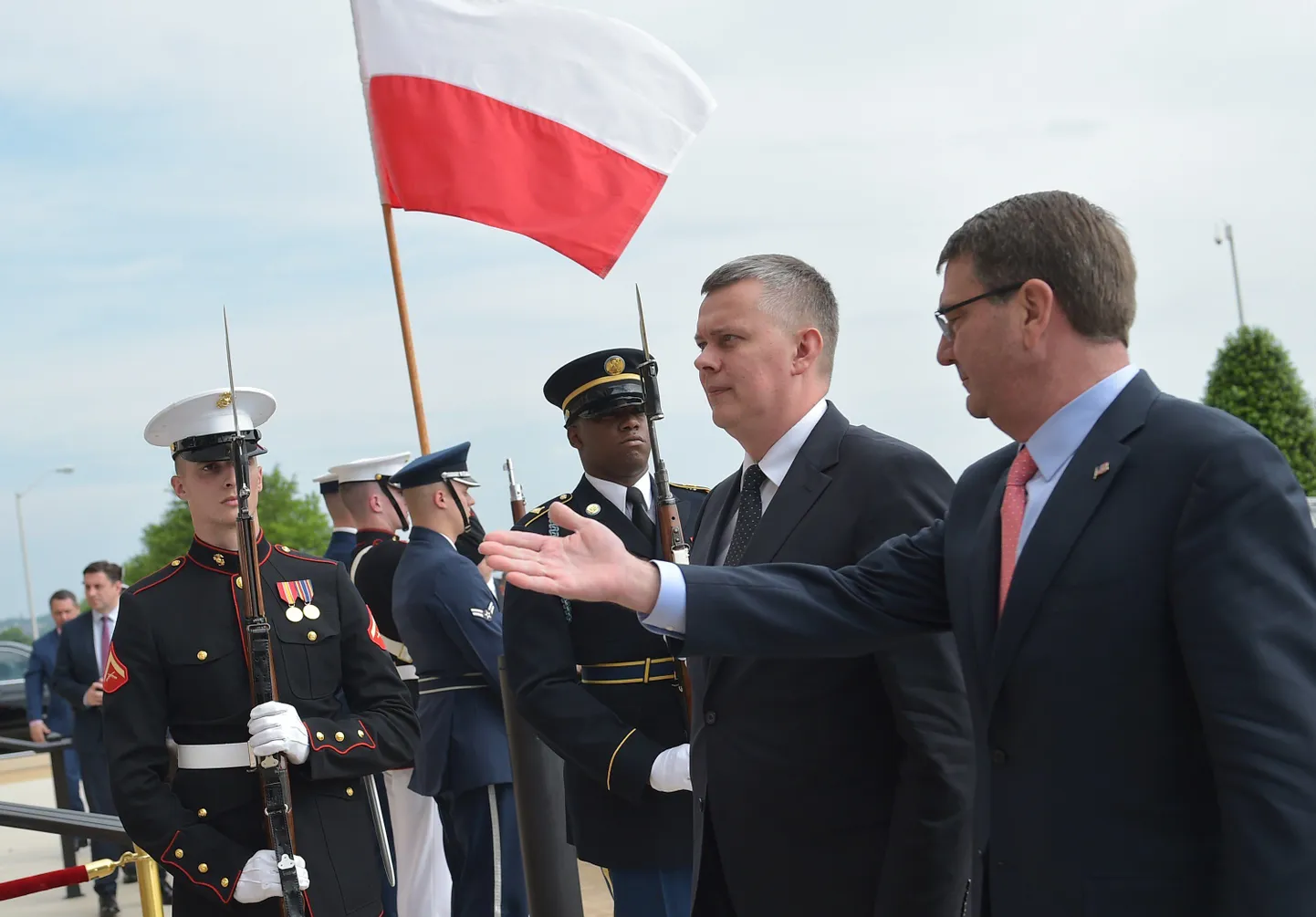 USA kaitseminister Ashton Carter(tõstetud käega) Poola kolleegi Siemoniakiga