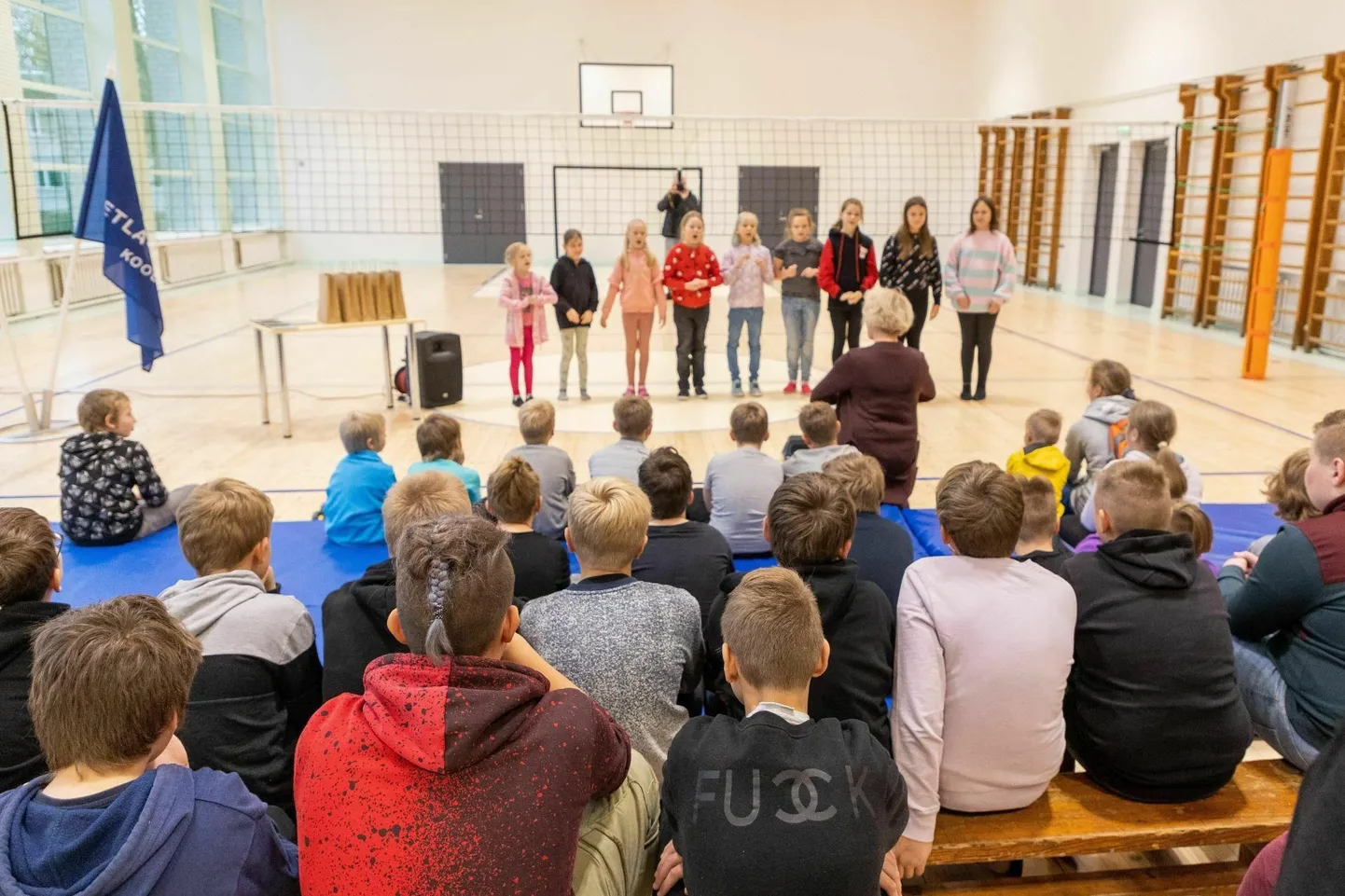 Üle-eelmisel sügisel läks käiku Retla-Kabala kooli Oisu õppekohas uuendatud võimla. Kuigi tingimused on jõudumööda paranenud, on arutusel teema, et kool vajaks päris uut hoonet.