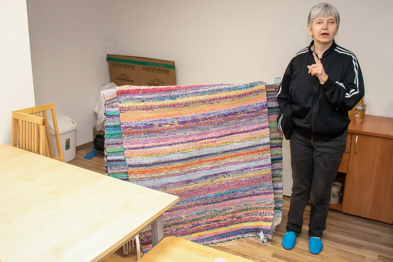 RÕÕMSAD VÄRVID: Anita valib vaipade toonid oma maitse järgi.