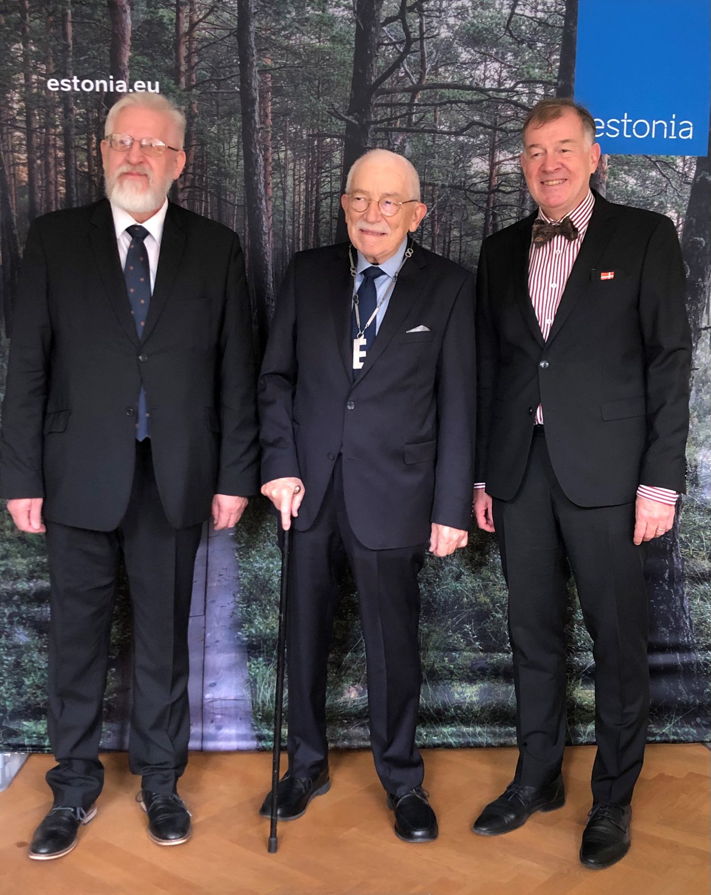 Eesti Teaduste Akadeemia president Tarmo Soomere (vasakul), Taani veteranpoliitik Uffe Ellemann-Jensen (keskel) ja Eesti suursaadik Taanis Mart Laaneme.