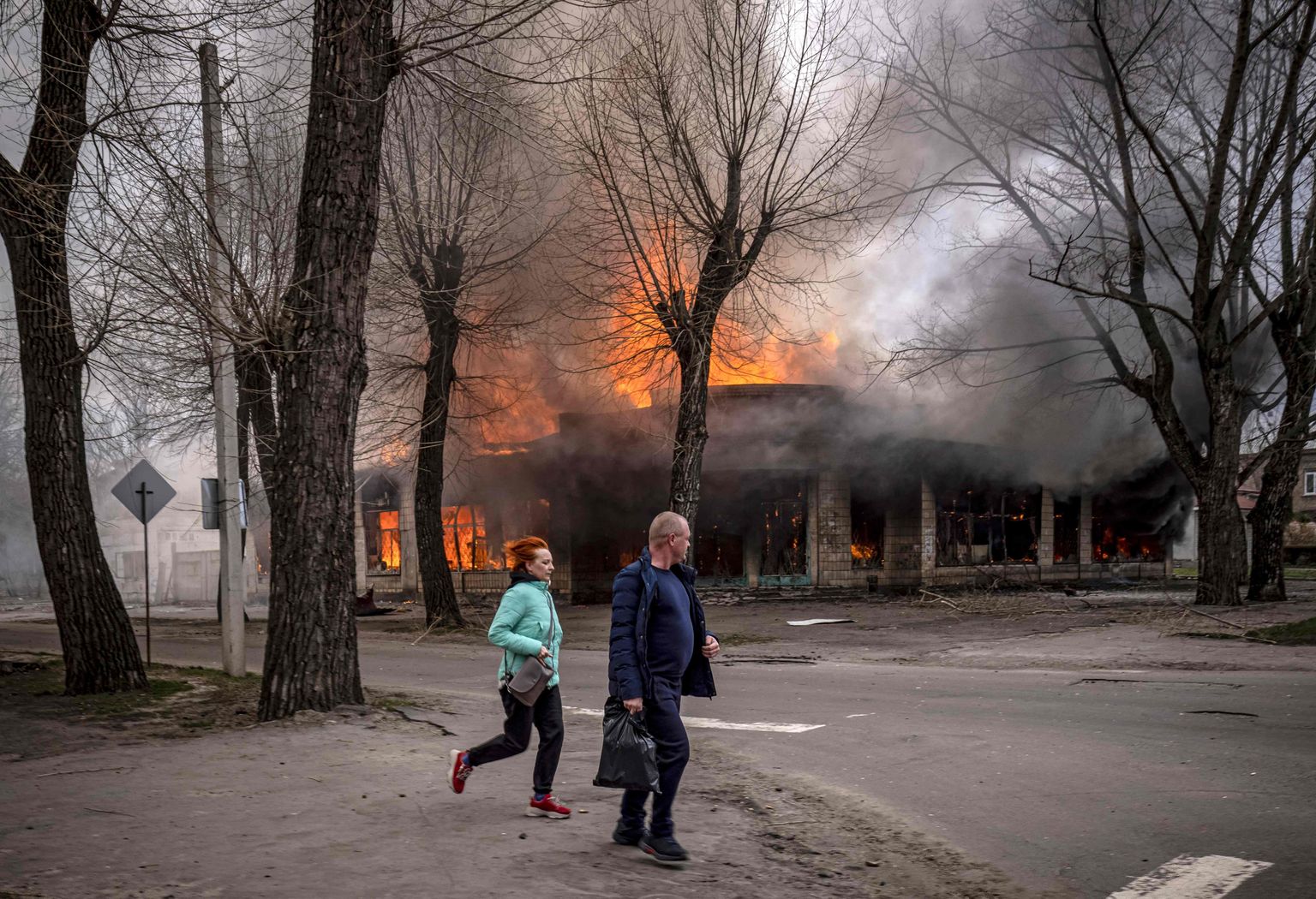 Inimesed mürsutabamusest süttinud majade juures eile Luhanski oblastsi Sjeverodonetskis.