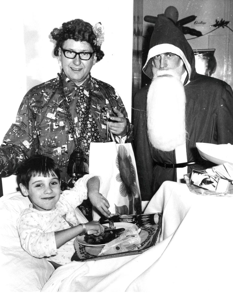 Ray Hulse 1967. aastal haiglas lastele jõuluvana mängimas.