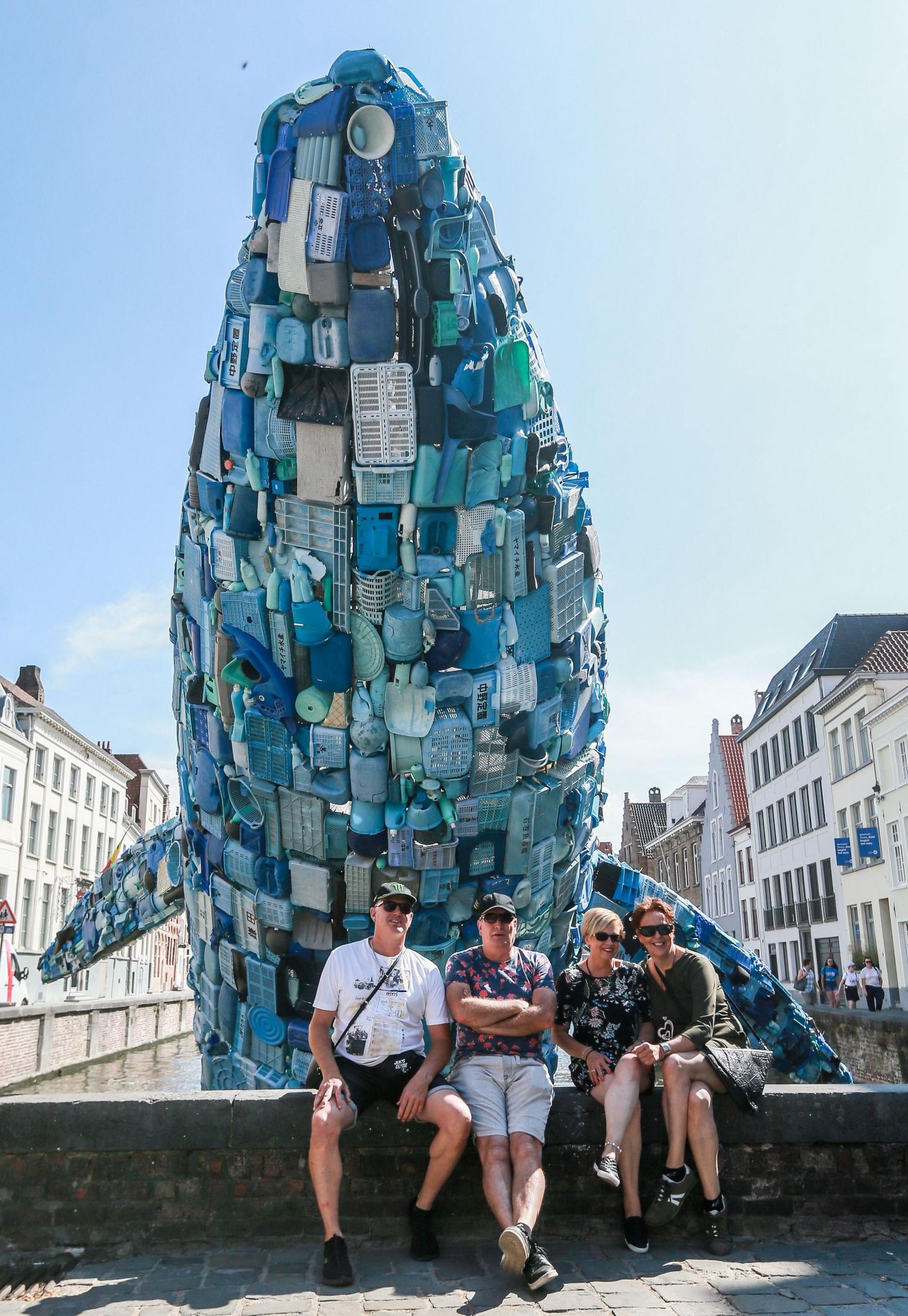 12 meetrit pikk viis tonni kaaluv vaal Belgias Brugges on tehtud Vaikses ookeanis hulpivast plastist. Installatsioon avati tänavu augustis.