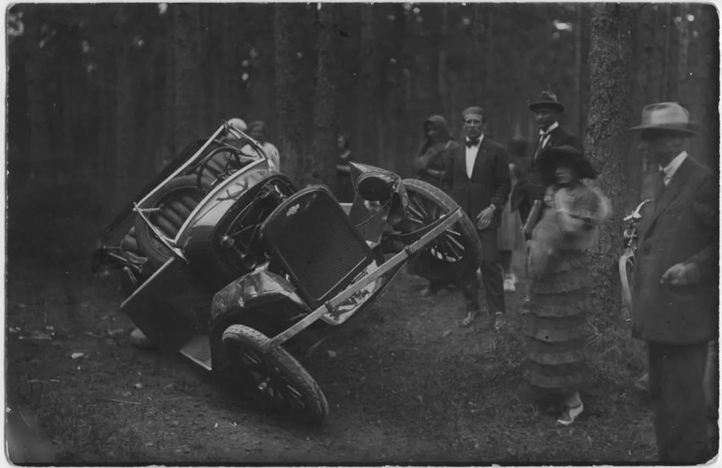 Ühtegi kohalikku avariipilti ette ei jäänud, sellel fotol on üks Chevrolet ilmselt Pirita kandis kraavi lennanud.