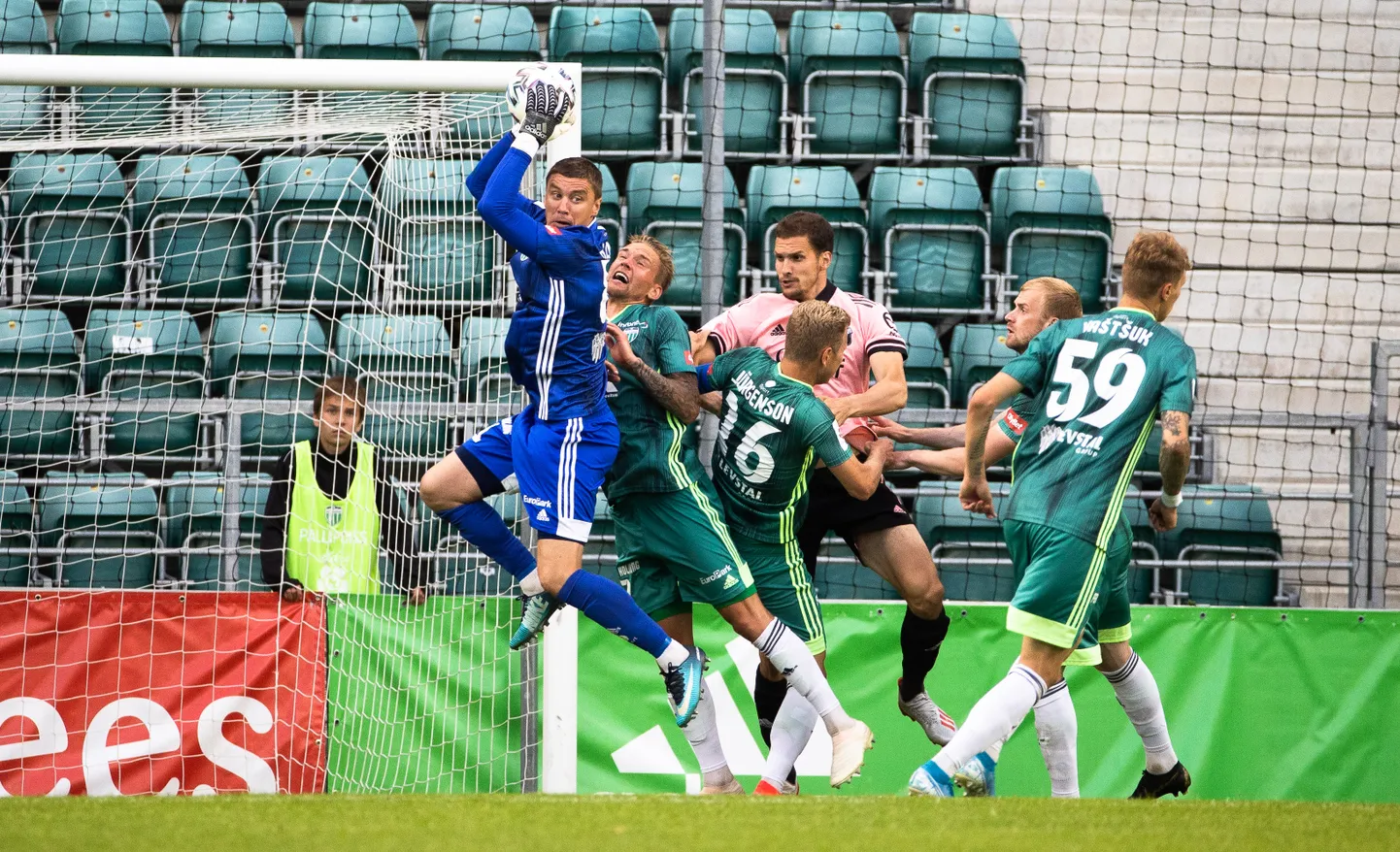 Artur Kotenko (sinises) Levadia väravasuul tööd tegemas.