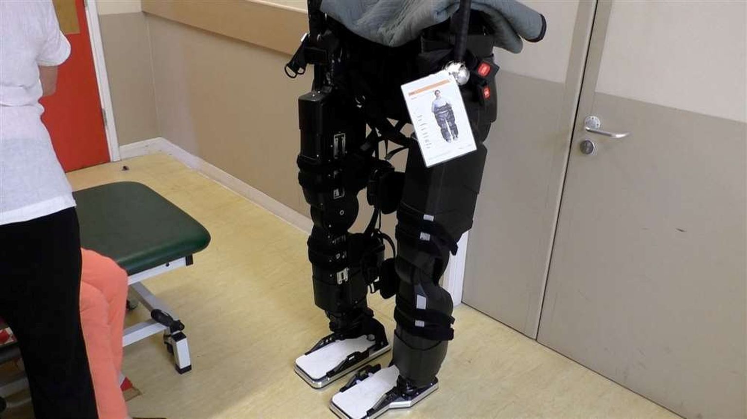 Robotjalad aitavad piiratud liikumisvõimega patsientidel taas kõndida ja lihaseid treenida.