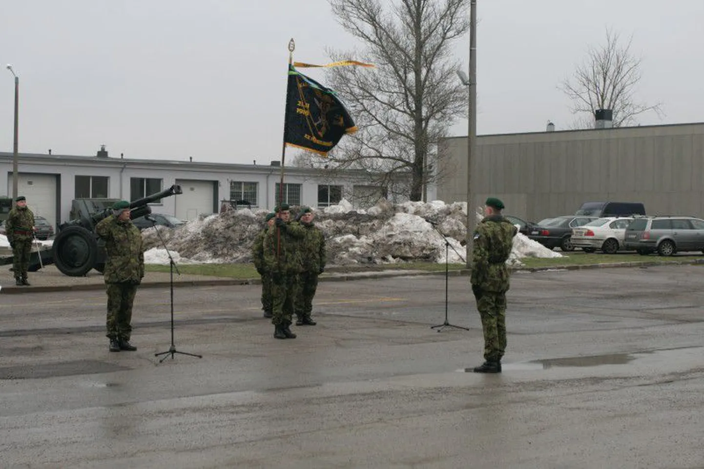 Rivistusel andis toetuse väejuhatuse ülem auastmekõrgendust saanud kaitseväelastele üle uued auastmetunnused.