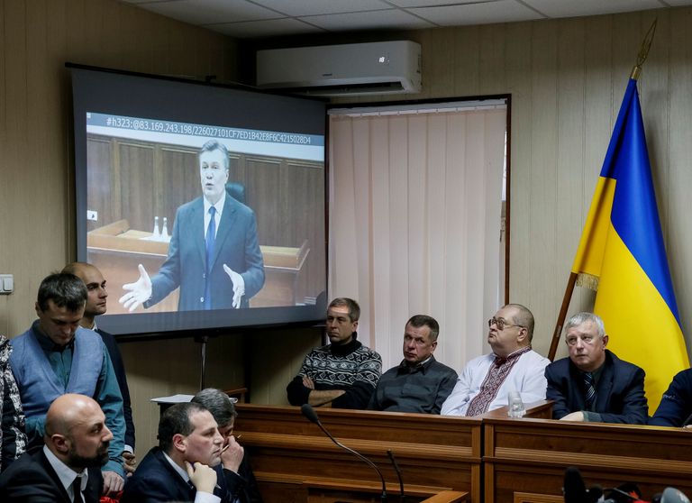 Kohtu liikmed kuulasid täna videosilla vahendusel Ukraina endise presidendi Viktor Janukovitši ütlusi Maidanil toimunust. Kohut peetakse protestijate tapmises kahtlustatavate märulipolitsei juhtide üle. Foto: Scanpix