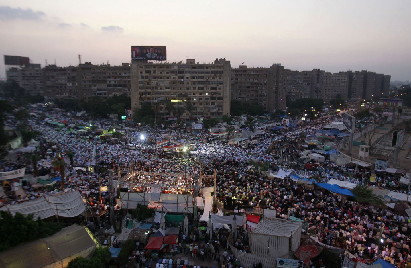 Tagandatud president Mohamed Morsi toetajad jätkavad kogunemisi Kairo tänavatel.