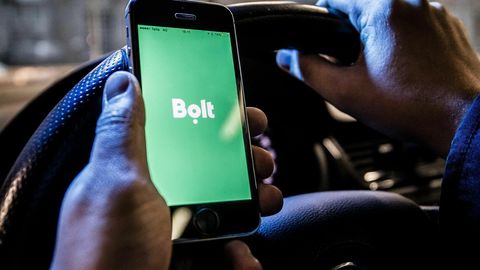 Доход упал на сотни евро ⟩ Водители платформы Bolt негодуют по поводу снижения тарифа на поездки