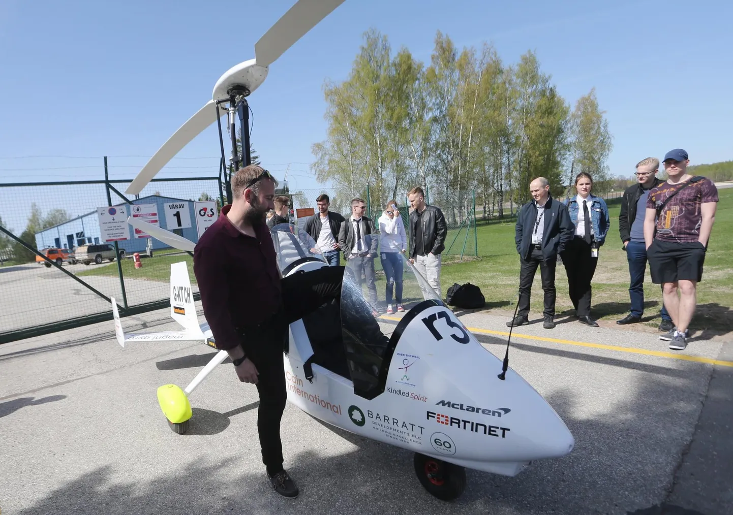 James Ketchelli (fotol) gürokopter on pardale mahtuva kütuse kogusega võimeline lendama kaheksa tundi jutti, kuid füüsiliselt käib see piloodile üle jõu.