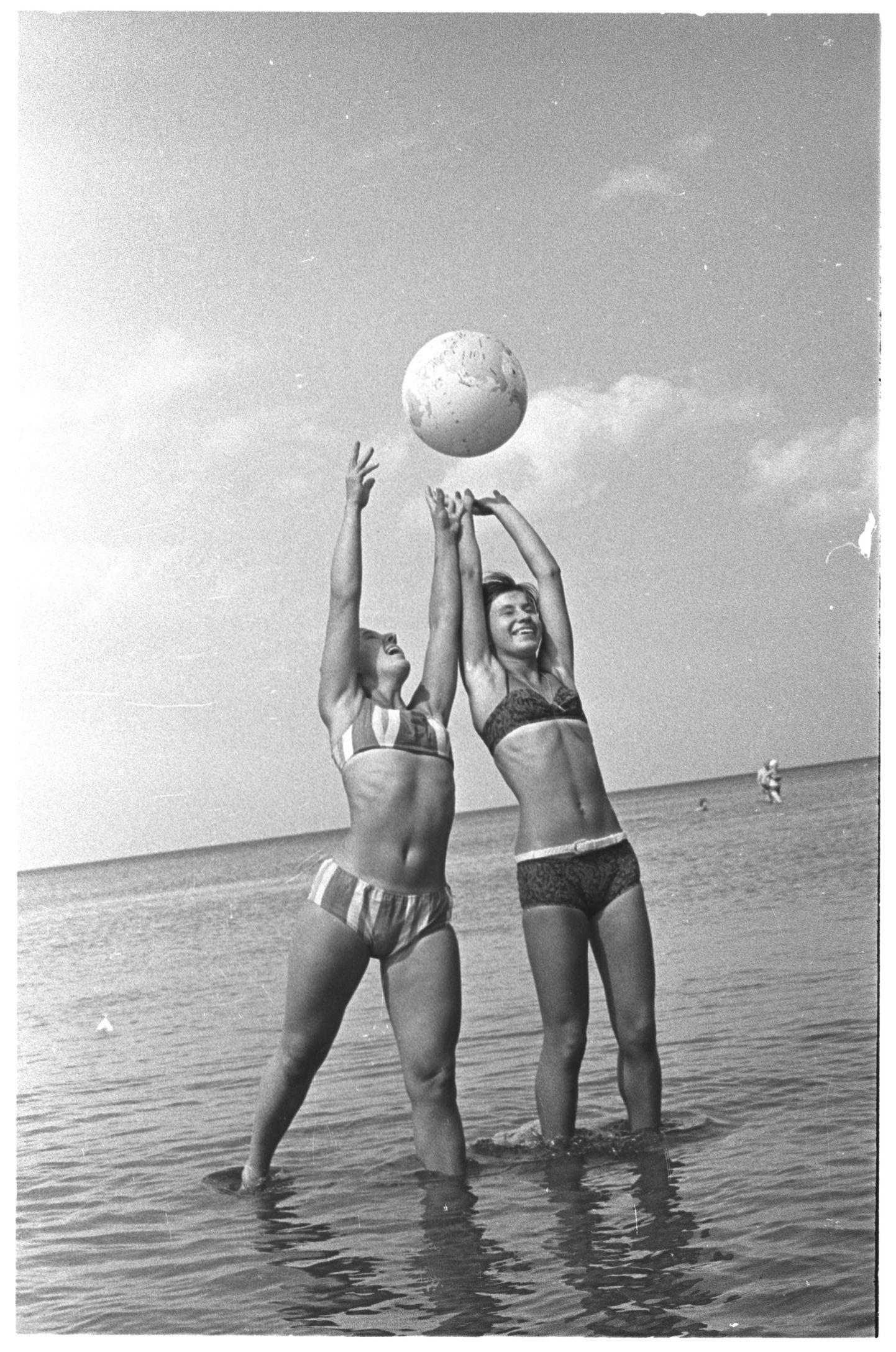 Rannas palli mängimas, 1960ndad.