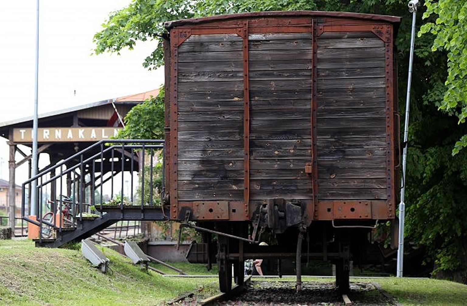 Мемориальный памятный вагон у железнодорожной станции Торнякалнс