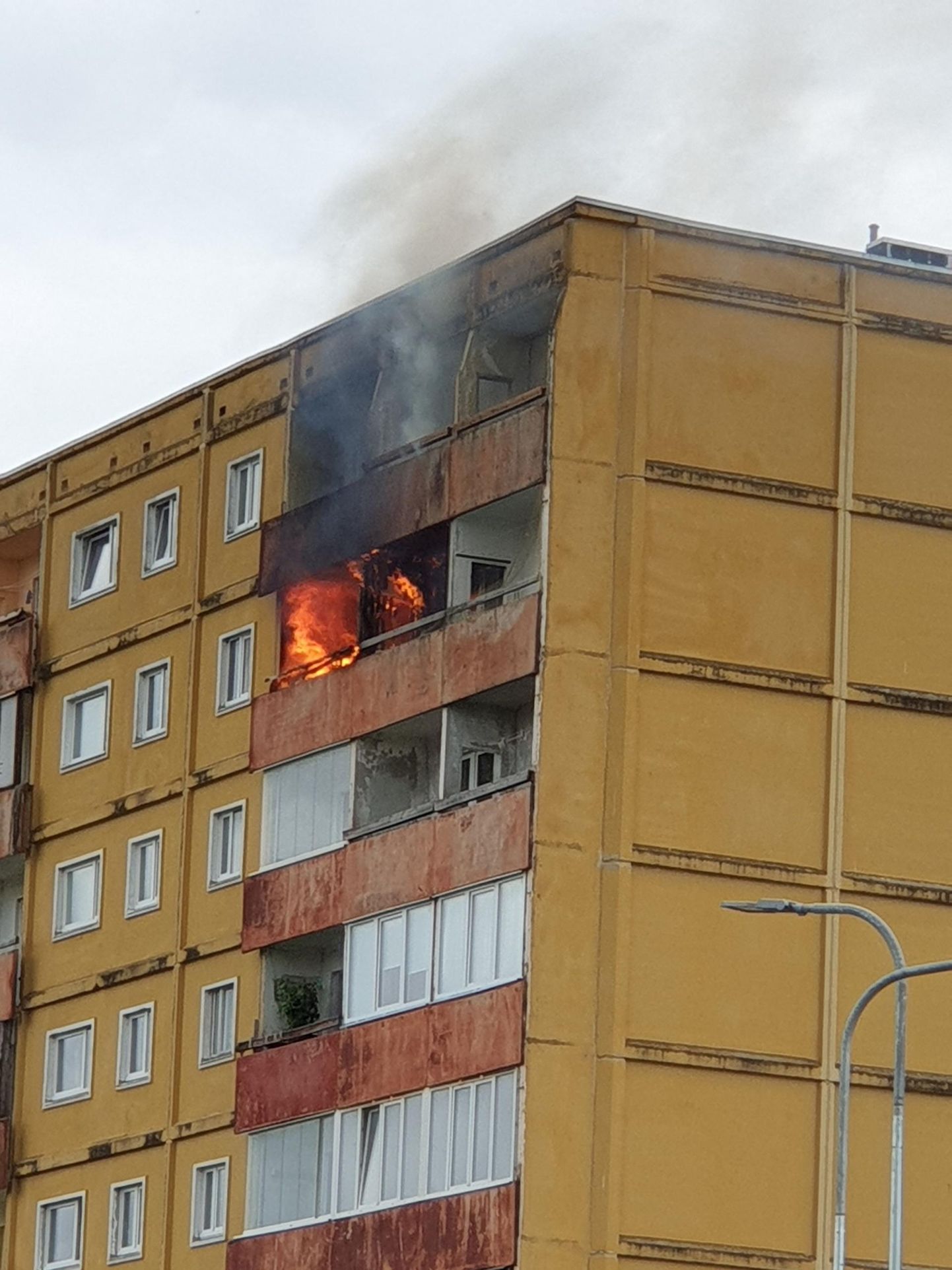 Mõisavahe korrusmajas puhkes laupäeval tulekahju, milles said kannatada ka ümberkaudsed korterid. Inimesed põlengus viga ei saanud.